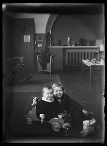 Tom og Uhra Simberg i deres studiebolig på Siltasaarenkatu af Hugo Simberg
