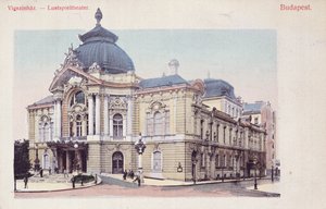 Postkort, der forestiller Vigszinhaz (komedieteater) på Grand Boulevard i Budapest, ca. 1900 (efter et farvefoto) af Hungarian School