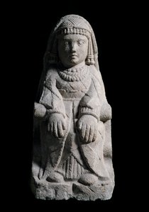 Dame sidder. Kalkstensskulptur, 4.-2. århundrede f.Kr