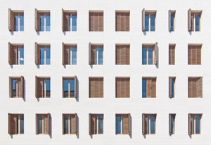 Geometrisk vinduesfacade af Igor Bakotic