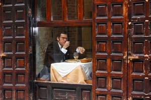 Vinduet til »Pensive Man Cafe« af Igor Shrayer