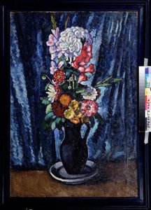 Buket blomster i en kande foran en blå baggrund. (Blok af blomster i en sort kande på den blå baggrund). Maleri af Ilya Ivanovich Mashkov (Ilia Mashkov, Matchkov) (1881-1944), olie på lærred 1916. Russisk kunst, tidligt 20. århundredes stilleben. Område