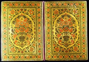 Et par bogomslag i lak dekoreret med et blomsterdesign, med en blomstervase og finker i midten, 1700-tallet af Indian School