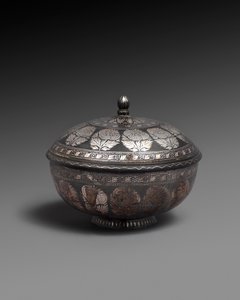 Skål og låg af metallegering indlagt med sølv, hver med et bånd af naturalistiske blomster, 1700-1899 af Indian School