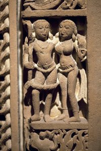 Et par kærester. Dørramme i udskåret sten, kunst fra Rajasthan eller Uttar Pradesh (Indien), 9.-10. århundrede. Koreas Nationalmuseum, Seoul (Sydkorea). af Indian School