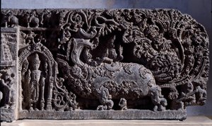 Hinduisme: "" Krishna eller Venugopala, fløjtekøernes mester""" Sort stenskulptur, højre del (Krishna som Venugopala) 12. århundrede (12. århundrede) fra Halebidu, Mysore - Calcutta, indisk museum af Indian School