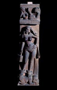 Hinduisme: repræsentation af en Yakshini (Yaksi) naturånd, holder et bur og en papegøje, hun står på en dværg - (En Yaksi med en papegøje og et bur, hun står på en dværg) Skulptur af Mathura, gres (Mathura skulptur , sandsten) 2. årh. (2. årh af Indian School