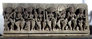 Overligger, der forestiller Siva og de syv modergudinder, Gurjara-Pratihara-dynastiet, Allahabad (sten) af Indian School
