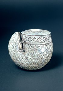 Pulverhorn, indisk, 1700-tallet (horn og perlemor) af Indian School