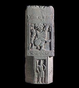 Stupaplade, der viser en dværg og skytiske figurer, fra stedet for Nagarjuna (relief) af Indian School