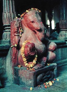 Elefantguden Ganesh (malet sten) af Indian School