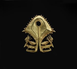 Mamuli, vedhæng med kakaduer ridende hjorte, Sumba Island-folk, ca. 1800-tallet (støbt og hamret guld)