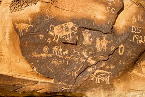 En helleristning på en klippeblok med en bison og en anden drægtig bison ved Willow Bend den ..., 2005 (foto) af Ira Block