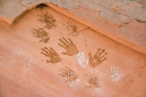 Anasazi-håndaftryk, gammel klippekunst fundet i Grand Gulch, Utah. af Ira Block
