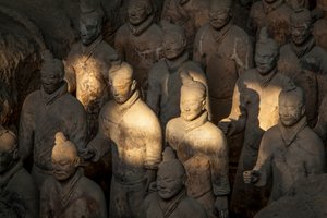 På Terra Cotta Warrior Museum, scener af de forskellige krigere i Pit 1-området, 2009 (foto) af Ira Block
