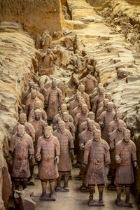 På Terra Cotta Warrior Museum, scener af de forskellige krigere i Pit 1-området, 2009 (foto) af Ira Block