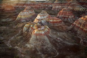 Farvede klipper nær Wu Cai Wan i Gobi-ørkenen, Xinjiang, Vestkina, 2007 (foto) af Ira Block