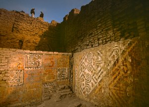 Udførlig kunst på væggene i Huaca Cao Viejo i El Brujo ...., 2005 (foto) af Ira Block
