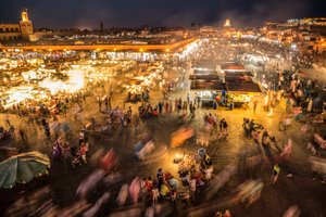Kigger ned på Jemaa el-Fnaa. markedspladsen i medinaen, Marrakech, 2014 (foto) af Ira Block