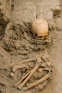 Den ofrede kvinde i begravelsen med te mummu-bundtet i Huaca El Brujo, 2005 (foto) af Ira Block