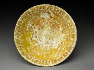 Skål med ryttere og pseudo-kufisk inskription (fritware med overglasur i glans) af Iranian School