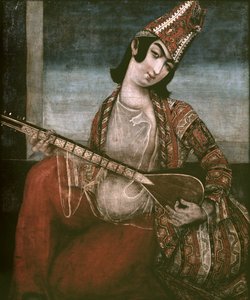 Ung kvinde spiller guitar