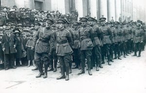 Michael Collins (1890-1922) (til venstre) som chef for den irske fristatshær ved begravelsen af Arthur Griffith, august 1922