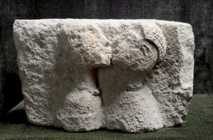 Iberisk kunst: Osunas kys (Beso de Osuna) Højrelief af kalksten, der repræsenterer en mand og en kvinde, der kysser - jernalder II, Dim. 13,5x24x20 cm - Madrid, Nationalt Arkæologisk Museum - Kiss of Osuna - Kalkstensrelief (H. 13,5x24x20 cm), 3. århundred