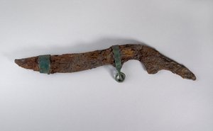 Stor kniv med rester af skede, sandsynligvis fra Sopron, Ungarn, jernalder (jern og træ)