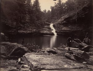 Lula Lake og Upper Falls på Rock Creek, nær Lookout Mountain, Georgia, 1864-65. af Isaac H. Bonsall