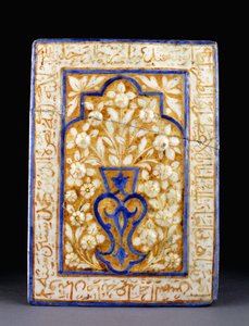 En flise fra bygningen af Timurid-sultanen "Abu Sa"id, med en stiliseret vase med hvide blomsterspray, ca. 1455-6 af Islamic School