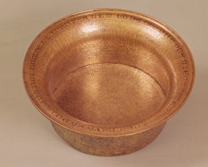 Bassin dekoreret med geometriske mønstre, dyr og skrift, lavet til Hugh IV af Lusignan (1299-1359) konge af Cypern, egyptisk eller syrisk (hammersmedet kobber og sølv) (se også 69540)