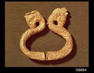 Armbånd med to monsterhoveder, 14.-15. århundrede (træ)