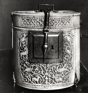 Cylindrisk æske udskåret med dyr, maurisk af Islamic School