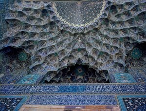 Detalje af hvælvingen i Shah-moskeen (også kendt som Imam-moskeen) Isfahan af Islamic School