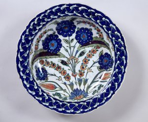 Fad med blomsterdekoration, Iznik (keramik) af Islamic School
