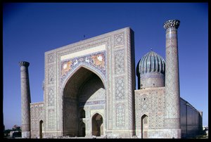 Facaden af Shirdar Madrasa, Timurid-perioden, Rigestan Square, ca. 1619-35 af Islamic School