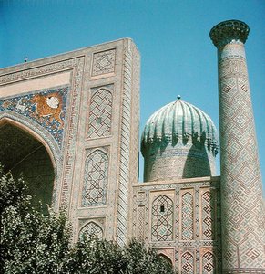 Facaden af Shirdar Madrasa, Timurid-perioden, Rigestan Square, ca. 1619-35 af Islamic School