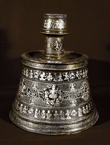 Islamisk kunst: 1200-tals lysestage af sølv og kobber. Kairo, Museum for Islamisk Kunst af Islamic School