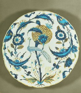 Iznik-fad malet med en påfugl mellem blomster, Tyrkiet, ca. 1550-55 (polykrom underglaseret frittetøj) af Islamic School