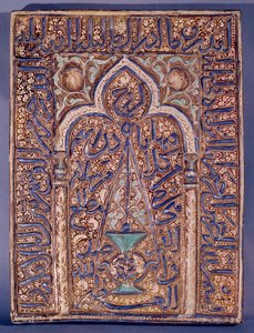 Mellemøsten: plakette dekoreret med repræsentationen af en mihrab, niche praktiseret i væggen i en moské, der angiver bønnens retning mod Mekka. 13. eller 14. århundrede. Paris, Museum for Dekorativ Kunst af Islamic School