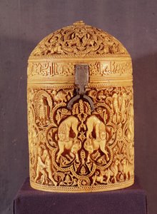 Pyx med et relief, der skildrer det høviske liv, indskrevet med navnet Al-Mughira, søn af kaliffen Abd-al-Rahman III, Umayyad-perioden, fra Cordoba, 968 e.Kr. (se også 101673) af Islamic School
