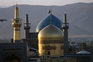 Den helt gyldne kuppel og minaret af Imam Rezas helligdom, den 8. shiitiske imam, med Timurid Gowhar Shad-moskeen bagved af Islamic School