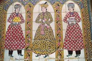 Flisepanel, der illustrerer traditionelle kostumer (keramik) af Islamic School