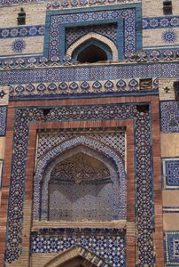 Fliser på indgangsporten til mausoleet af Bibi Jawindi (d.1403) opført i 1494 af Islamic School