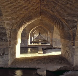 Udsigt langs indersiden af Khaju Bridge-dæmningen, Safavid-perioden (mursten og sten) af Islamic School
