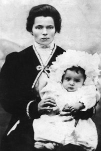 Benito Mussolini som barn med sin mor Rosa Maltoni - 1884 - Benito MUSSOLINI (1883-1945) i armene på sin mor Rosa Maltoni.
