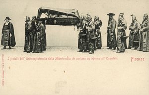 Brødre fra Compagnia della Misericordia (Company of Mercy) bærer en syg mand til hospitalet, Firenze (s/h foto) af Italian Photographer