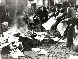 Fascistisk hold brænder socialistiske aviser "Il Paese" efter at have ødelagt belejringen af Italian Photographer