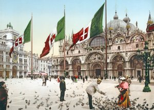 Fodring af duerne på Markuspladsen, Venedig, ca. 1900 af Italian Photographer